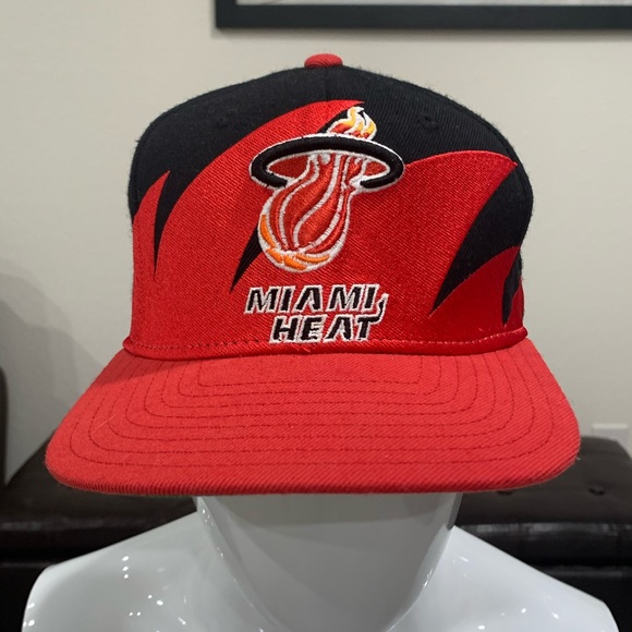 Miami Heat Mitchell & Ness Sharktooth Adj Hat - Picture 1 of 3